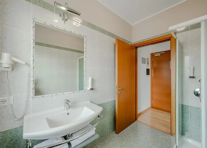 Hotel Nuova Barcaccia 3*