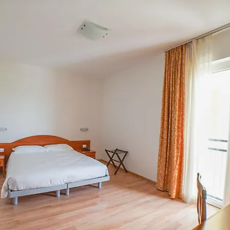 Nuova Barcaccia Otel