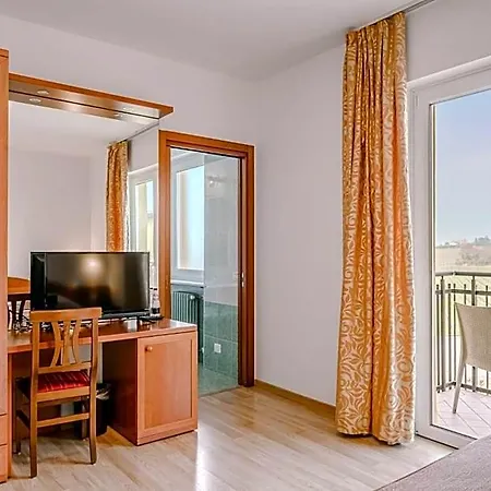 ホテル Nuova Barcaccia 3*