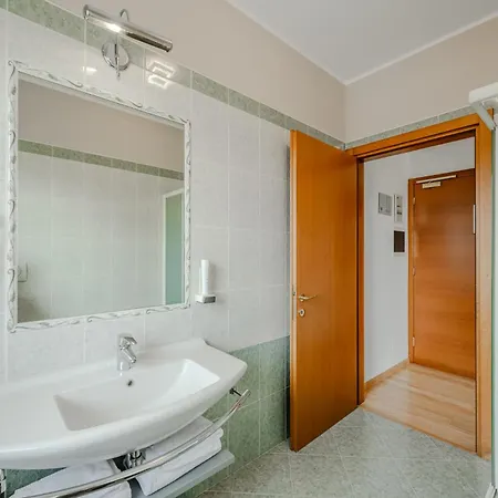 فندق Nuova Barcaccia 3*
