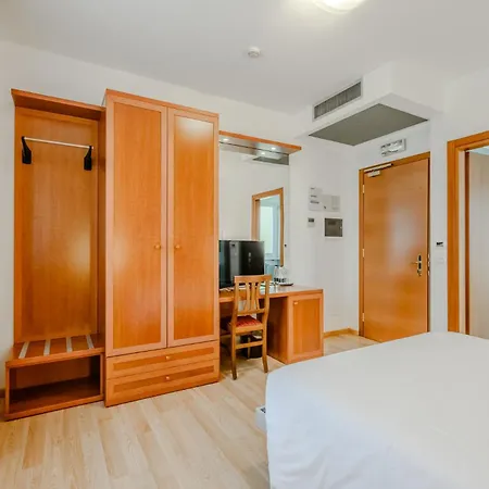 فندق Nuova Barcaccia 3*